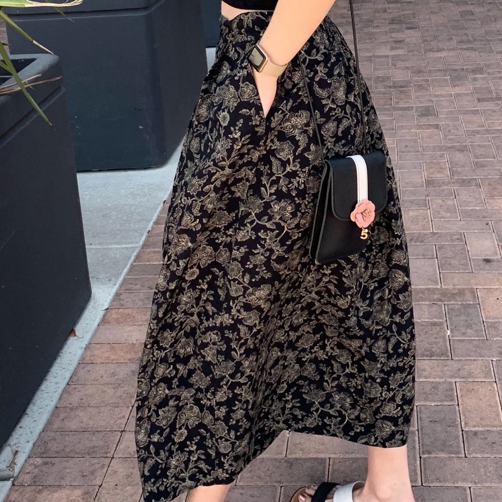 VINTAGE Jones New York Black and Cream Floral Skirt